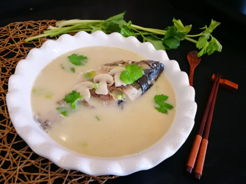 奶白鯽魚湯